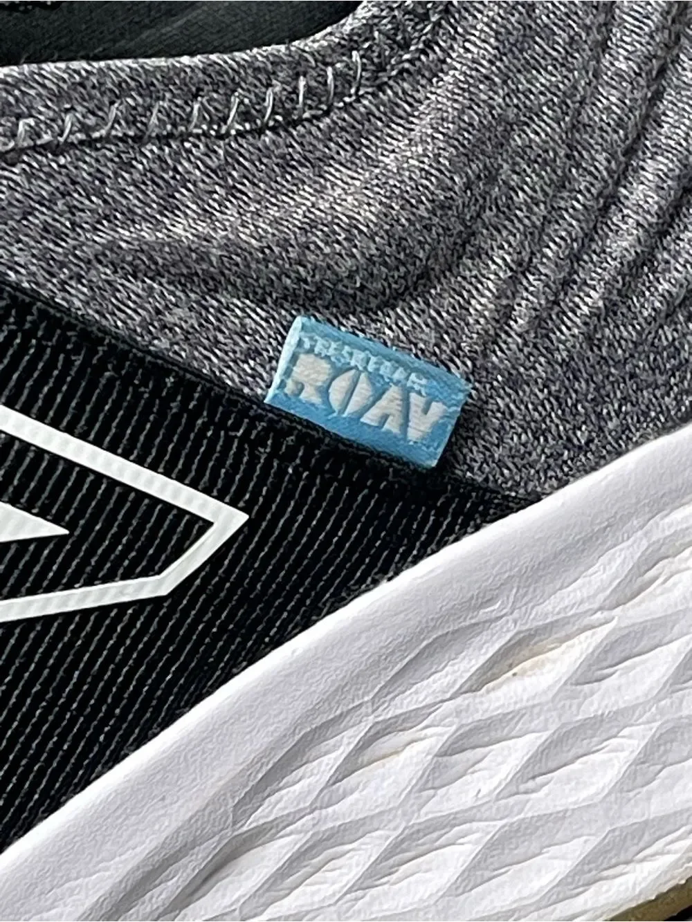 New Balance Women's Fresh Foam Roav T-Shirt Black/Gray Sneakers Size 9.5B